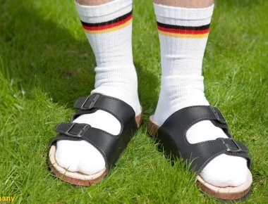 Η Γερμανική Πρεσβεία αυτοσαρκάζεται και εύχεται καλό καλοκαίρι -Με κάλτσα και σαγιονάρα